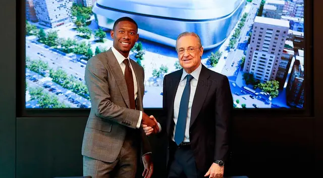 David Alaba posa junto a Florentino Pérez