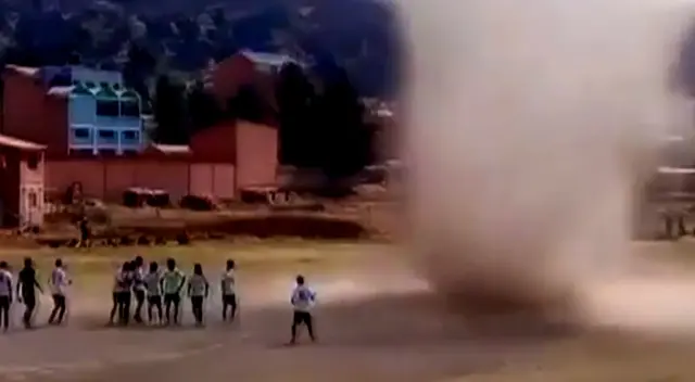 Un remolino de arena en medio de un partido de fútbol en Bolivia Un remolino de arena en medio de un partido de fútbol en Bolivia