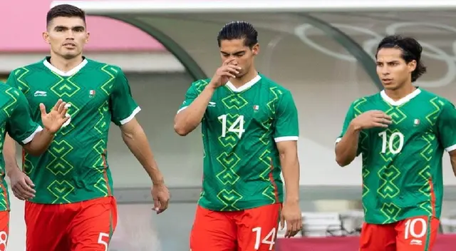Grave error en el uniforme de Erick Aguirre que traía el uniforme al revés Grave error en el uniforme de Erick Aguirre que traía el uniforme al revés