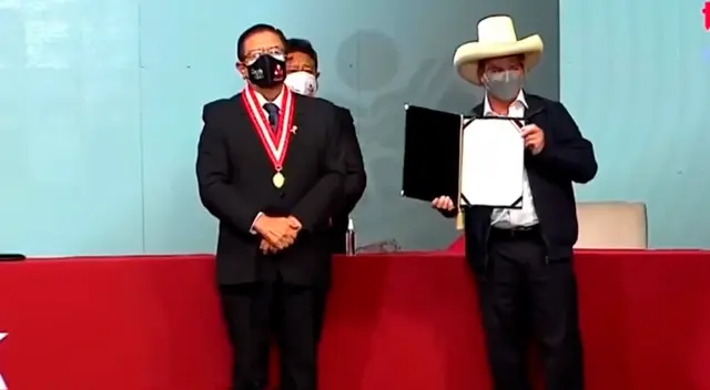 Pedro Castillo posó con las credenciales del JNE.