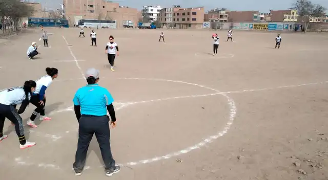 Kickingball es un deporte que solo es practicado por mujeres