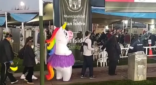 Mujer va vestida de unicornio y causa furor en la tercera vacunatón