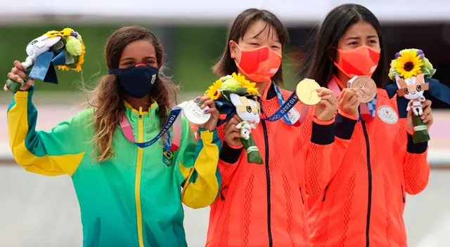 Rayssa Leal (izquierda), Momiji Nishiya (centro) y su compatriota Funa Nakayama (derecha).