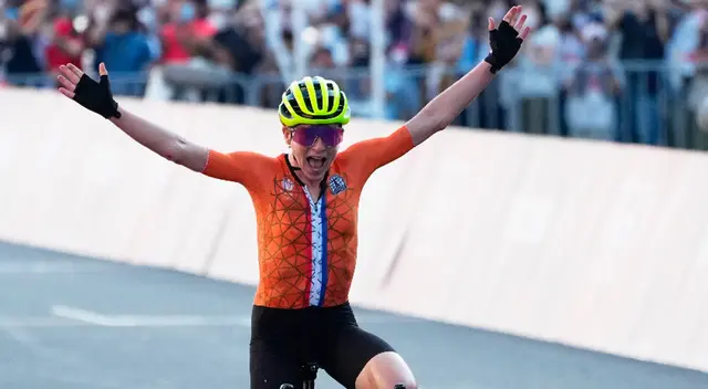 Annemiek Van Vleuten festejó la medalla de oro, pero quedó segunda