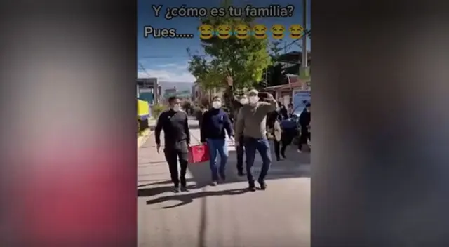 Familia se vuelve viral tras recrear parada militar cargando caja de cerveza Familia se vuelve viral tras recrear parada militar cargando caja de cerveza