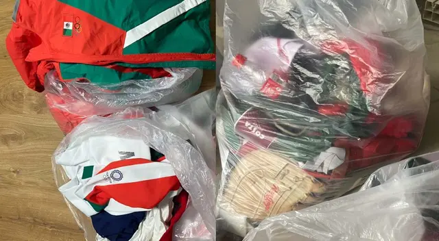 Encontraron los uniformes de softbol en la basura Encontraron los uniformes de softbol en la basura