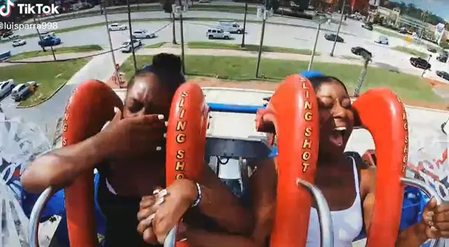 Mujer pierde se peluca al subir a juego mecánico y video se vuelve tendencia