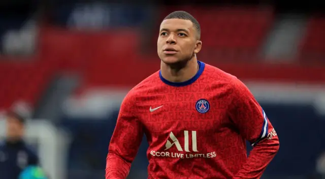 Mbappé tiene un año más de contrato con PSG. Mbappé tiene un año más de contrato con PSG.