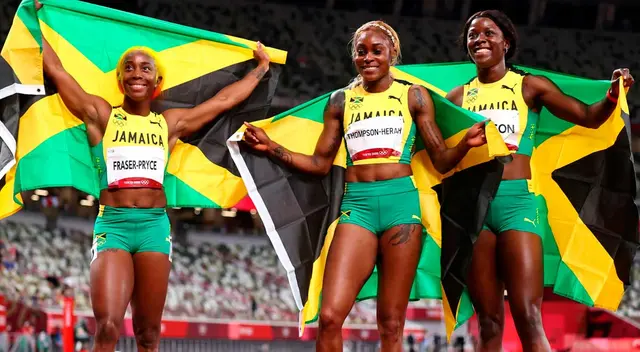 El podio fue jamaiquino. Shelly-Ann Fraser-Pryce (izquierda), Elaine Thompson-Herah (centro) y Shericka Jackson (derecha).