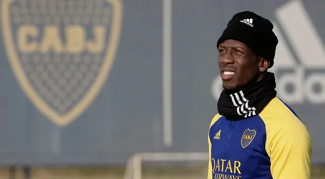 Luis Advíncula con la ropa de entrenamiento de Boca Juniors Luis Advíncula con la ropa de entrenamiento de Boca Juniors
