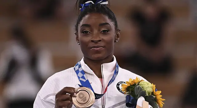 Simone Biles sonríe tras ganar el bronce en TOkio 2020