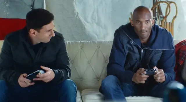 Kobe Bryant tenía en su armario póster autografiado de Messi Kobe Bryant tenía en su armario póster autografiado de Messi