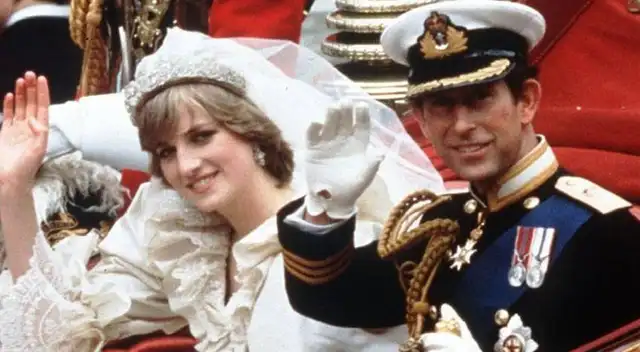 Subastan pastel de la boda de Lady Di y se recomienda que no se la coman