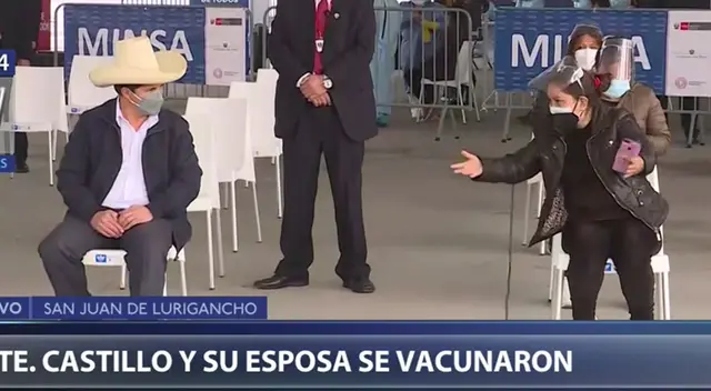 El presidente conversó con una mujer tras ser inmunizado.F