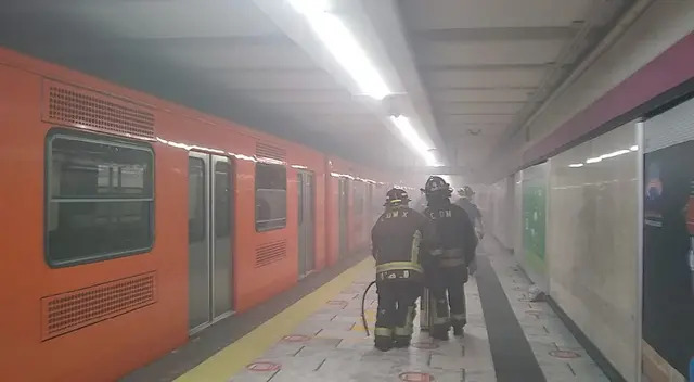 Pasajeros que iban en el metro Pino Suárez fueron desalojados por leve incendio