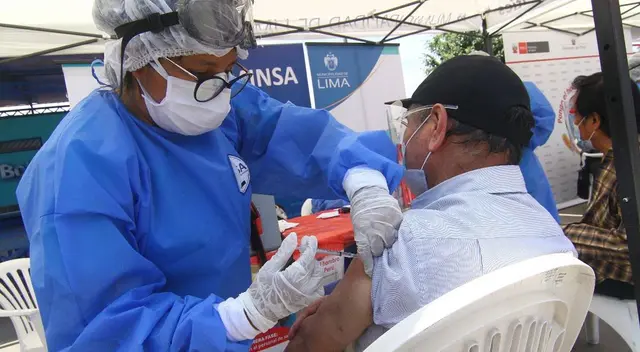 Ministro Cevallos no descarta posibilidad de vacunarse en boticas y farmacias Ministro Cevallos no descarta posibilidad de vacunarse en boticas y farmacias