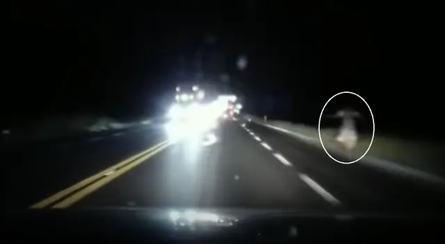 México: Captan a fantasma de mujer corriendo en carretera de Saltillo-Torreón México: Captan a fantasma de mujer corriendo en carretera de Saltillo-Torreón