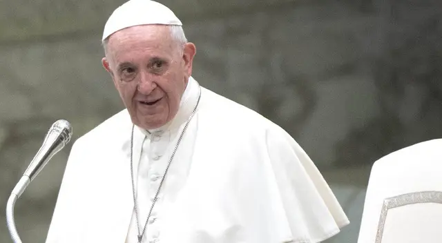 Papa Francisco recibe sobre con tres balas Papa Francisco recibe sobre con tres balas