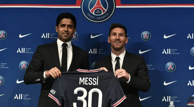 Lionel Messi posando oficialmente con su nueva camiseta