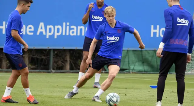 Frenkie De Jong se alista para enfrentar a Real Sociedad.