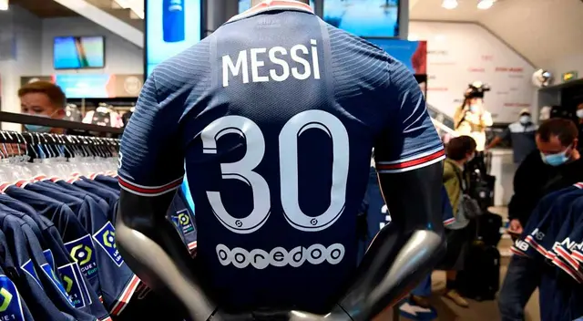 La camiseta del astro argentino sale como pan caliente en las tiendas de París. La camiseta del astro argentino sale como pan caliente en las tiendas de París.