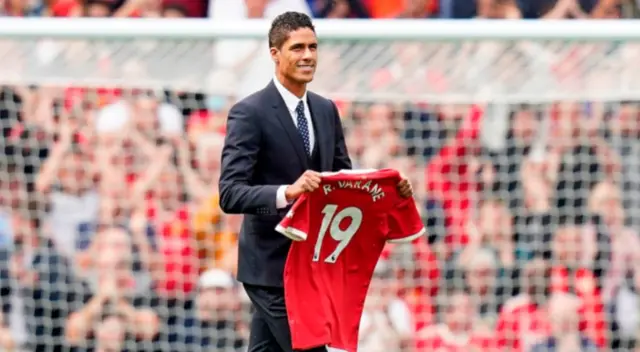 El defensa francés fue presentado en Old Trafford.