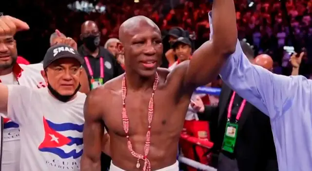 Yordanis Ugás defendió su cinturón ante Pacquiao en Las Vegas.