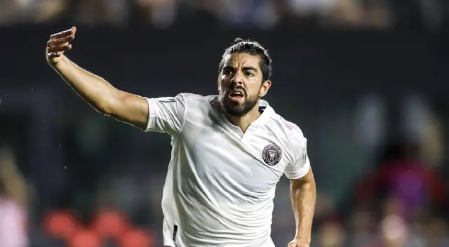 Rodolfo Pizarro entra en lugar de Carlos Vela Chicharito Hernández