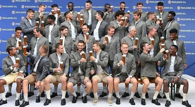 Bayern Múnich celebró el Oktoberfest con jarras de cerveza - FOTO Bayern Múnich celebró el Oktoberfest con jarras de cerveza - FOTO