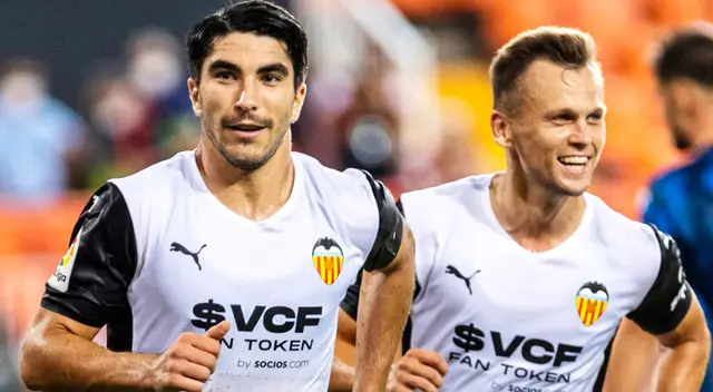 El Valencia golea al Alavés y se asegura el liderato momentáneo de LaLiga. El Valencia golea al Alavés y se asegura el liderato momentáneo de LaLiga.
