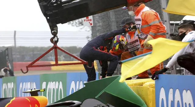 Sergio Pérez sufre choque y queda fuera del GP de Bélgica Sergio Pérez sufre choque y queda fuera del GP de Bélgica