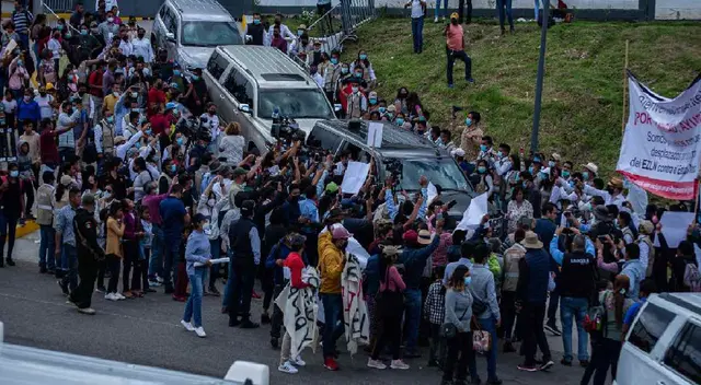 Maestros del CNTE realizan bloqueo por tercer día contra AMLO