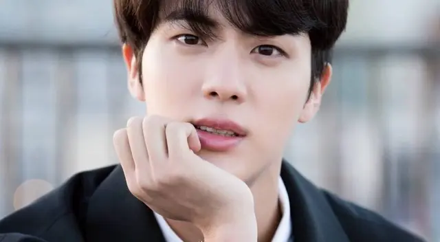 Jin de BTS es confundido con un abuelito en la televisión mexicana Jin de BTS es confundido con un abuelito en la televisión mexicana