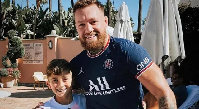 Conor McGregor con la camiseta del PSG de Lionel Messi.