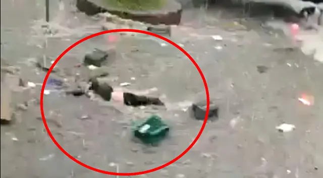 Mujer es arrastrada por la fuerte corriente en la colonia Caracoles Mujer es arrastrada por la fuerte corriente en la colonia Caracoles