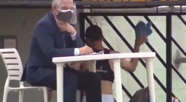 Afición increpa a Horacio Calcaterra por tirar camiseta de Sporting Cristal