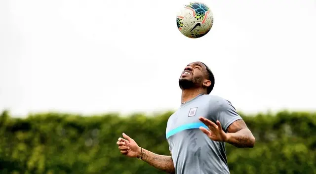 Jefferson Farfán entrenó y se sacó fotos para Banco Pichincha Jefferson Farfán entrenó y se sacó fotos para Banco Pichincha