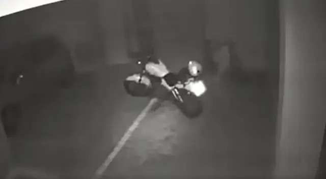 Sospechan que un fantasma habría encendido la moto e intentó sacarla del estacionamiento Sospechan que un fantasma habría encendido la moto e intentó sacarla del estacionamiento