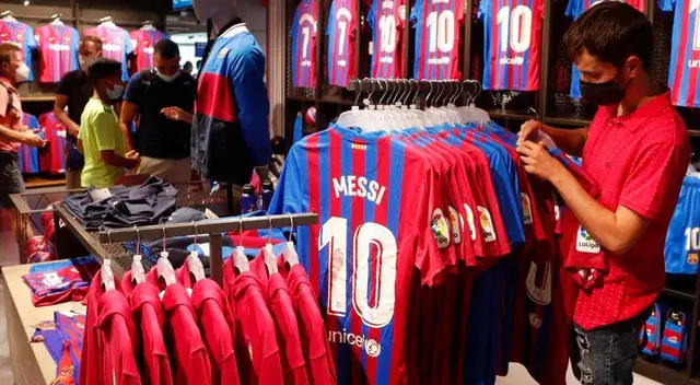 Camiseta de Lionel Messi se sigue vendiendo en la tienda del Barcelona Camiseta de Lionel Messi se sigue vendiendo en la tienda del Barcelona