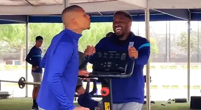 Jefferson Farfán feliz de la vida en Alianza Lima Jefferson Farfán feliz de la vida en Alianza Lima