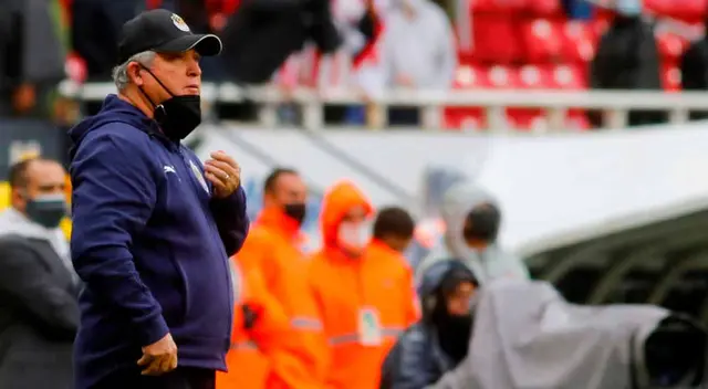 Fanáticos del Chivas 'explotaron' contra su técnico tras derrota ante el América
