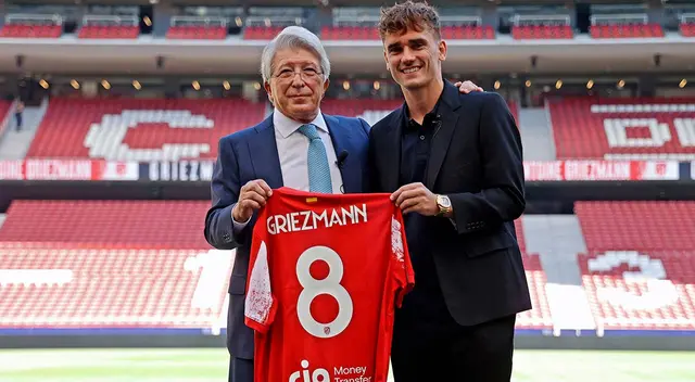 Griezmann posando con su nuevo número. Foto: Atlético Madrid.   