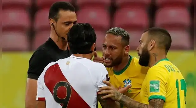 Gianluca Lapadula tuvo un duelo aparte con Neymar.