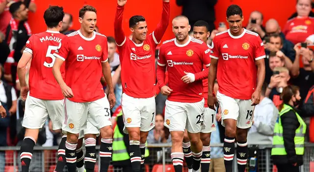 Cristiano Ronaldo marcó doblete en su debut con Manchester United Cristiano Ronaldo marcó doblete en su debut con Manchester United