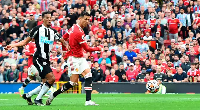 Cristiano Ronaldo y su velocidad para anotar su doblete con Manchester United Cristiano Ronaldo y su velocidad para anotar su doblete con Manchester United
