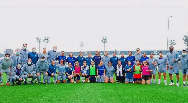 Barcos y Farfán se tomaron fotos con el equipo femenino de fútbol en Matute.