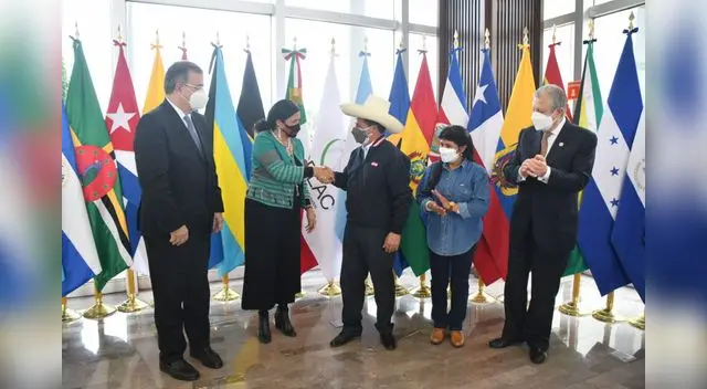 Pedro Castillo siendo recibido por autoridades mexicanas. A su lado, su esposa Lilia Paredes y el canciller Óscar Maúrtua. Foto: Cancillería/ Video: Relaciones Exteriores de México Pedro Castillo siendo recibido por autoridades mexicanas. A su lado, su esposa Lilia Paredes y el canciller Óscar Maúrtua. Foto: Cancillería/ Video: Relaciones Exteriores de México