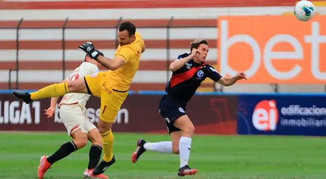 Rodríguez le gana en la jugada a Corzo y Carvallo Rodríguez le gana en la jugada a Corzo y Carvallo