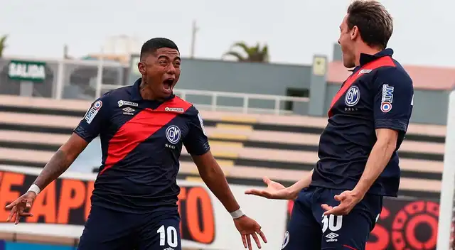 Rodríguez (izquierda) celebra después de poner el primero. Rodríguez (izquierda) celebra después de poner el primero.