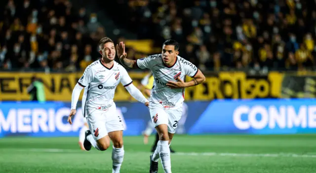 Paranaense ganó 2-1 en Montevideo y se acerca a la final de la 'Suda' Paranaense ganó 2-1 en Montevideo y se acerca a la final de la 'Suda'